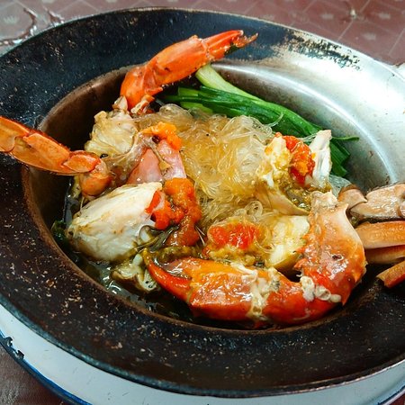 粉絲蟹/蝦煲用上新鮮海鮮，即叫即斬。雖然粉絲不多，但掛上辣味醬汁，顯得非常入味，煙韌有口感。圖源：tripadvisor
